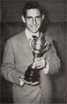 Paquito, segundo operador de la 7HZ, con la copa de campeón del Concurso Hispoamericano de fonía de 1962.